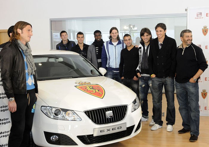 Các cầu thủ Real Zaragoza chụp hình cùng chiếc Seat Exeo